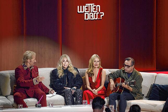 Moderator Thomas Gottschalk, Cher und die Schauspieler Stefanie Stappenbeck und Jan Josef Liefers bei der Show „Wetten, ...