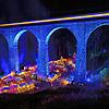Die Höllentalbahn fährt 2022 über das beleuchtete Viadukt über der Ravennaschlucht, während darunter der Weihnachtsmarkt stattfindet. ...
