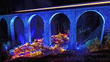Die Höllentalbahn fährt 2022 über das beleuchtete Viadukt über der Ravennaschlucht, während darunter der Weihnachtsmarkt stattfindet. ...
