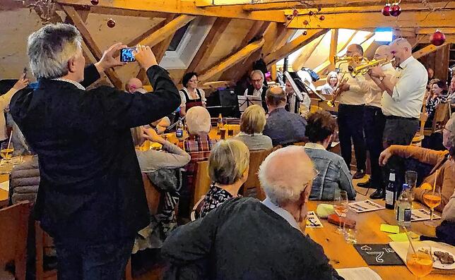 Die musizierenden Bürgermeister im Fokus des Interesses. Und so zückt auch mal Altlandrat Karl Heim sein Handy, um den bemerkenswerten ...