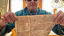 Kuno Bühler fand beim Renovieren diesen alten Zeitungsausschnitt. Foto: Ralf Göhrig