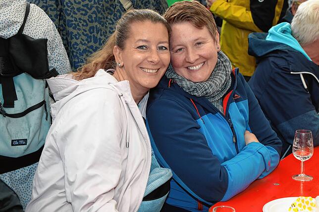 Bild 8: Ein Prosit der Gemütlichkeit! Fotos vom zweiten Abend beim Reichenauer Weinfest 2025
