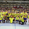 Die Aufsteiger in die 2. Handball-Bundesliga präsentieren sich unserem Fotografen in neongelben T-Shirts mit der Botschaft: &bdquo;Ein ...
