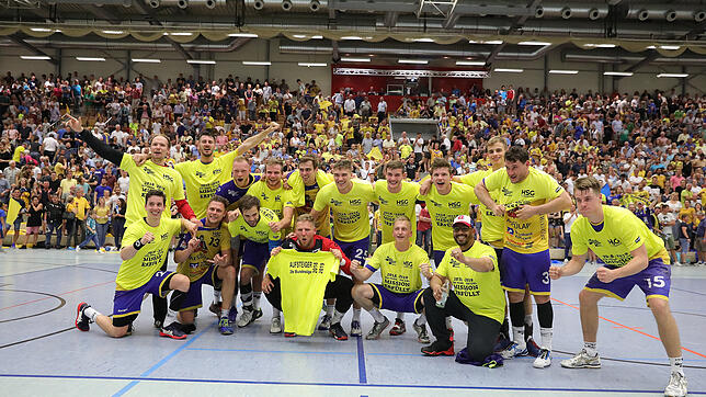 Die Aufsteiger in die 2. Handball-Bundesliga präsentieren sich unserem Fotografen in neongelben T-Shirts mit der Botschaft: &bdquo;Ein ...