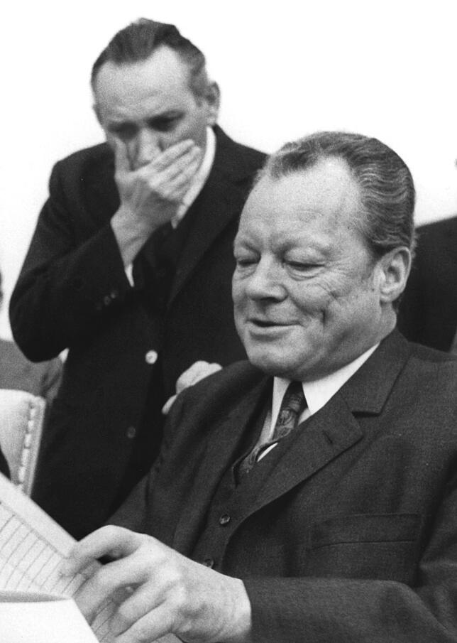 1972: Der damalige Staatssekretär Egon Bahr (l) und Bundeskanzler Willy Brandt (r, beide SPD) beim Aktenstudium.