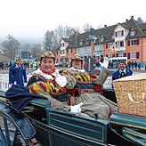 Der Weg nach Yach geht an diesem Kreisverkehr am Elzacher Ortseingang ab – dieses Bild entstand beim Narrentag 2013, als zwei ...