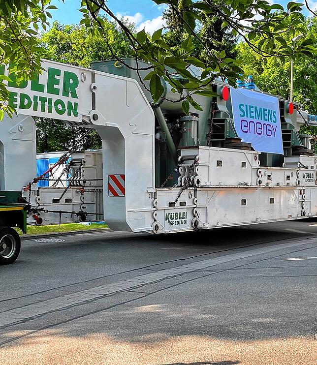 Weil die Schwertransporter die gesamte Straßenbreite benötigen und darum nicht überholt werden konnten, waren die Transporter in ...