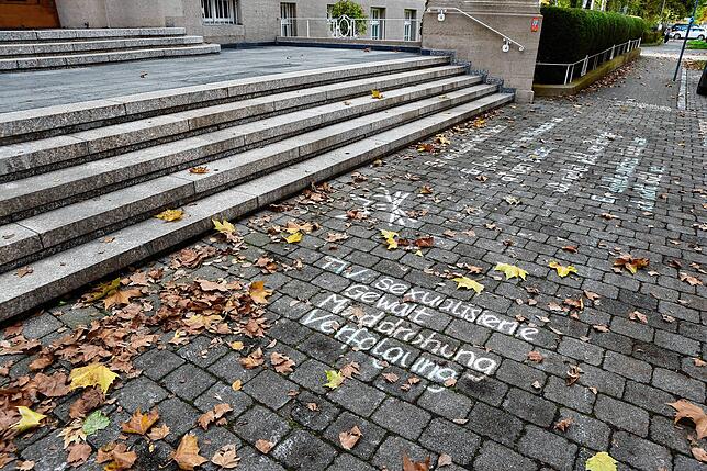 Der Text beginnt mit den Worten: „Er verfolgte mich hier her. Er fasste mich an...“