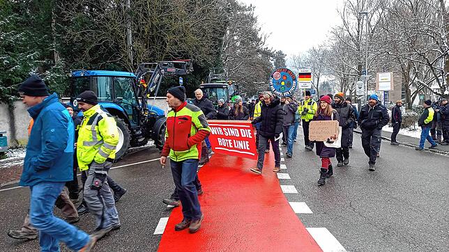 Zu Fuß ziehen rund 200 Personen vom Festplatz zur Kundgebung in die Innenstadt von Bad Säckingen.