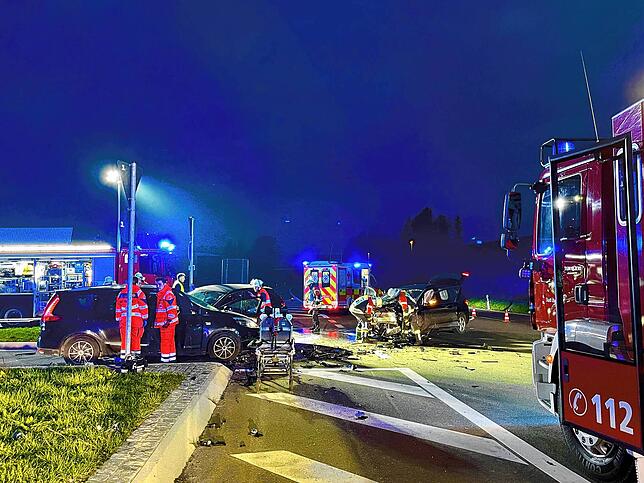 Die Feuerwehr leuchtete die Unfallstelle aus.