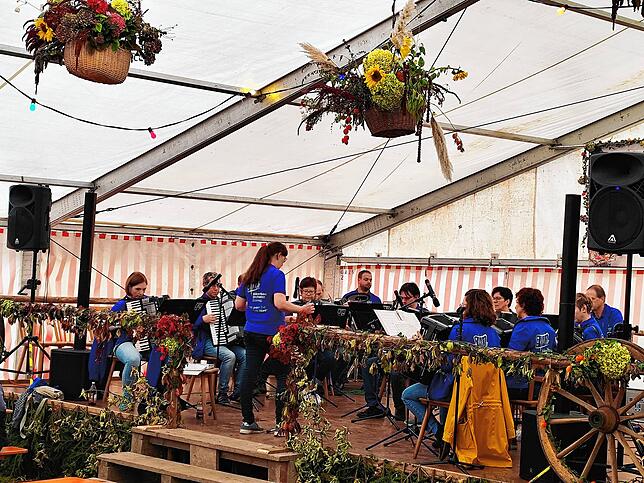 Bild 5: Das Erntedankfest in Hecheln zieht viele Menschen aus dem Umland in die Gemeinde Mühlingen