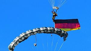 Oberst Andreas Schmand schwebte mit einem Tandemsprung ein.