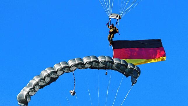 Oberst Andreas Schmand schwebte mit einem Tandemsprung ein.