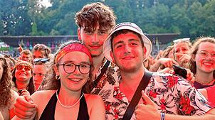 Bild : Hier spielt die Musik! Fans tanzen vor den Bühnen beim Campus-Festival 2025