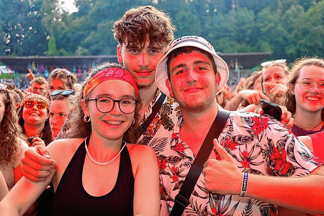 Bild 1: Hier spielt die Musik! Fans tanzen vor den Bühnen beim Campus-Festival 2025
