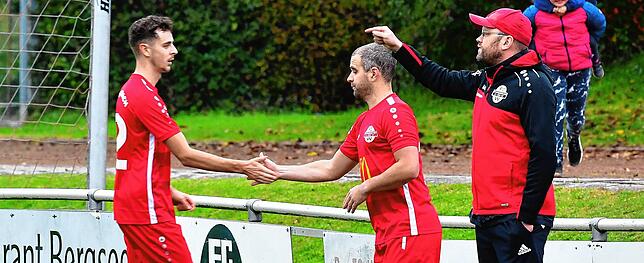 Trainer im Einsatz: Andreas Braunagel (rechts) gibt Anweisungen, Thomas Scherzinger kommt indessen für Tom Heyde ins Spiel.