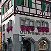 Das markante Fachwerkhaus stammt aus dem Jahr 1540 und ist heute Wohn- und Geschäftsgebäude der Familie Krezdorn.