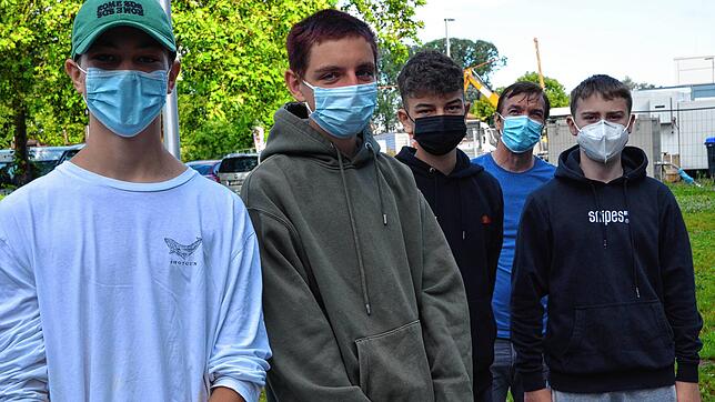 Aaron, Nino, Sinan und Luca wurden von Berufswegeplaner Norbert Müller (hinten) bei der Suche nach einem Praktikumsplatz unterstützt.