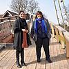 Die Landtagsabgeordnete der Grünen, Daniela Evers (rechts), zu Besuch beim Theaterverein Zeitschleuse in Riedern am Wald. ...
