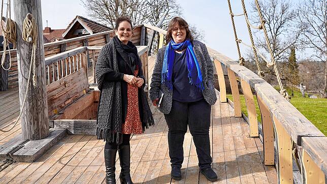 Die Landtagsabgeordnete der Grünen, Daniela Evers (rechts), zu Besuch beim Theaterverein Zeitschleuse in Riedern am Wald. ...
