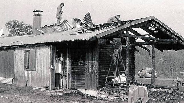 1998: Das Niederwihler Sportheim nach dem Brand. Die Polizei ging von einem Brandanschlag aus. Der Sachschaden betrug rund 80.000 ...