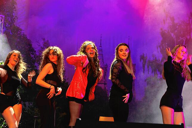 Sarah Nows (Mitte) mit Claudia Menius, Manja Bublies, Melina Pokorny und Melissa Wenner – Tanz und Musik gehören zu ihrem Repertoire.