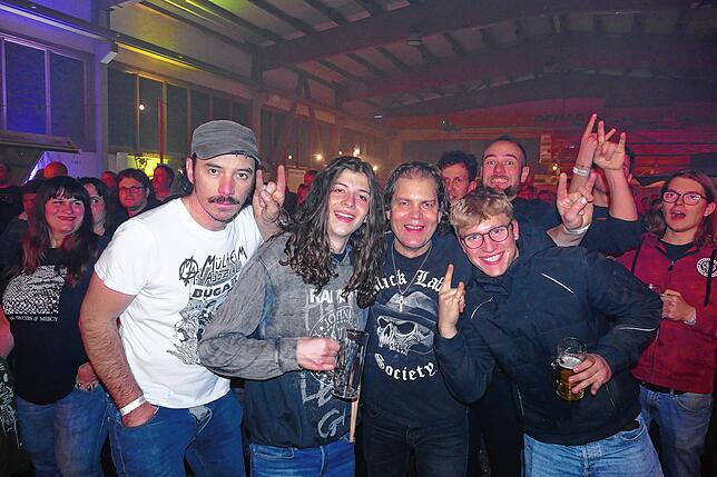 Bild 19: Back to the Future Dust & Bones bieten in der Halle von Holzbau Mäder ein Rockspektakel