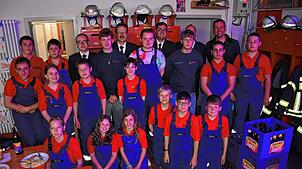 Jugendliche der Jugendfeuerwehr mit (hinten, von links) Jugendwart Pascal Breier, Kreisjugendrat Julian Berger, Kreisjugendforum Manuel ...