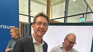 Skeptisch blickt  Georg Wenz (rechts, FDP), auf das Biotonnenmodell. Links Amtsleiter Martin Fetscher. Foto: Schück