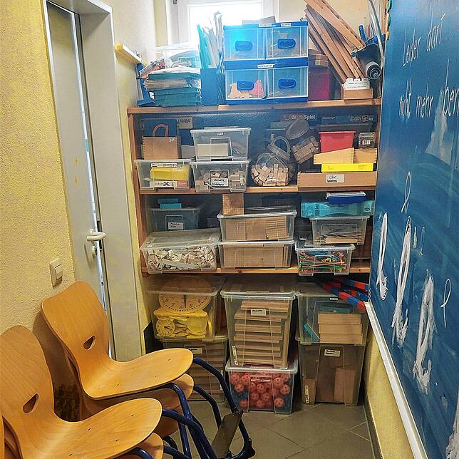 Der Gang als Lagerraum: Dass in der Grundschule Dingelsdorf zu wenig Platz ist, ist unbestritten.
