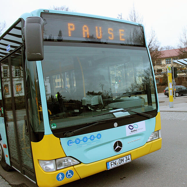 Eine Fahrt mit dem Bus kann in Überlingen Geld sparen.