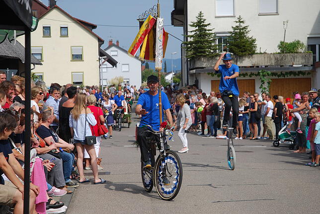 Der Radsportverein eröffnet den Festumzug.
