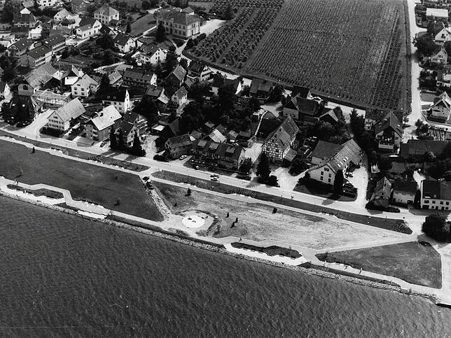 Auf diesem Foto vom Juli 1979 sind bereits Wege und der Brunnen, der sich im Bau befand, zu erkennen.