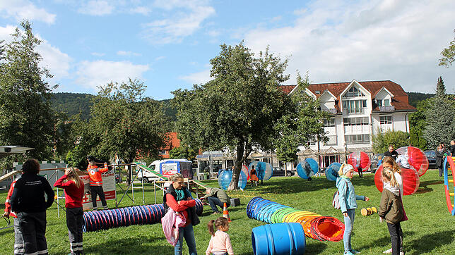 Stets beliebt ist beim Blumberger Straßenfest das Sportmobil, das die Wutachhexen betreuten. Gerne schauen Eltern ihren Kindern beim ...