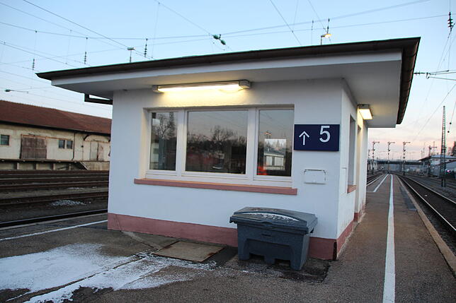 Ein Mitarbeiter der Bahn befindet sich zu diesem Zweck in diesem Häuschen, um im Fall der Fälle den sicheren Bahnübergang zu ...