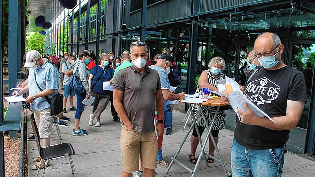 Die Impfaktion vor den Donauhallen im Juni war ein voller Erfolg. Bald wird wieder geimpft. Das Pop-up-Impfzentrum kommt schon früher ...