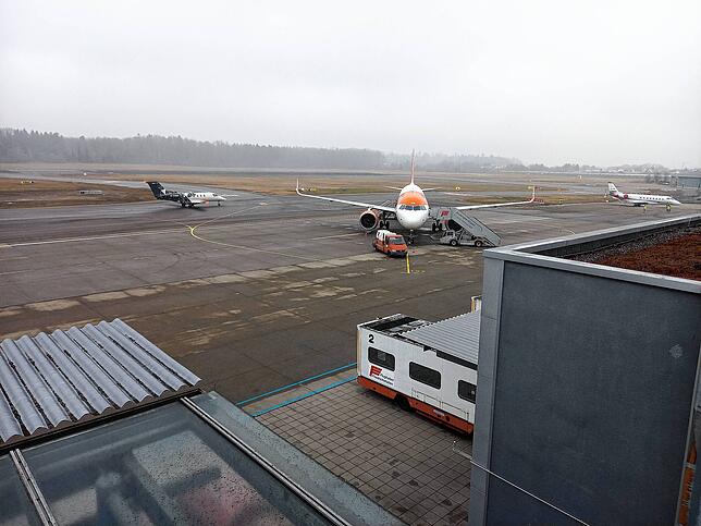 Rund eine Woche lang wurde der Easyjet-Airbus von Technikern am Rande des Rollfeldes auf dem Bodensee-Airport untersucht. Das Ergebnis ...