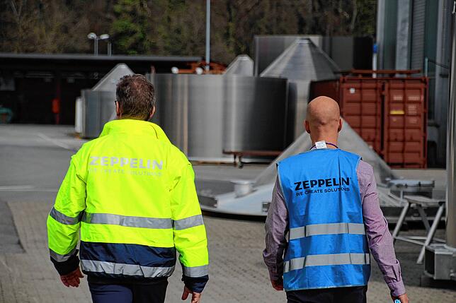 Markus Vöge mit einem Mitarbeiter von Zeppelin Systems.