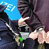 (Symbolfoto) Ein Mann wird von einem Polizisten festgenommen. Wer sich dagegen wehrt, erfüllt den Tatbestand des Widerstands gegen ...