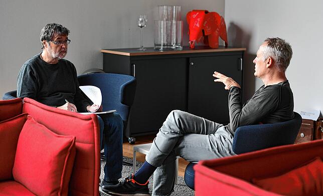 Ralf Mittmann (links) in einem von vielen Gesprächen mit Freiburgs Cheftrainer Christian Streich, hier aus dem Jahr 2019.