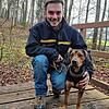 Förster Lennard Furchtner und seine Tiroler Bracke Ludwig ziehen seit Dezember gemeinsam durch die Stockacher Wälder.