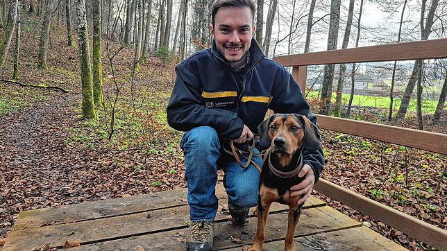 Förster Lennard Furchtner und seine Tiroler Bracke Ludwig ziehen seit Dezember gemeinsam durch die Stockacher Wälder.