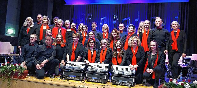 Nach bravourösem Konzert genießt das Akkordeon-Orchester Klettgau den Applaus des begeisterten Publikums.Erinnerungen an eine tolle Zeit ...