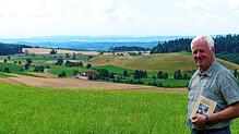 Ortsvorsteher Wolfgang Käppeler, hier am Aussichtspunkt Katzenhäusle, weiß viel über Nesselwangen zu berichten. Foto: Christiane Keutner