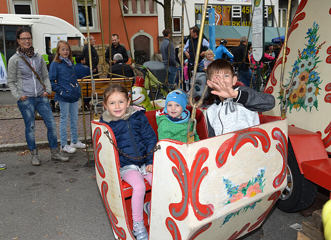 Im schönen, alten Kettenkarussell haben Mia Burkhard (von links) sowie Emil und Jakob Schwer viel Spaß. Auch für den Nachwuchs ist beim ...