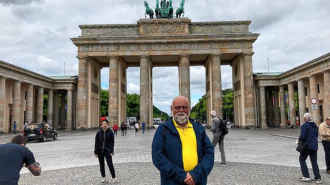 Ein Tag nach der Ankunft in Berlin steht Joachim Sondermann vor dem Brandenburger Tor.