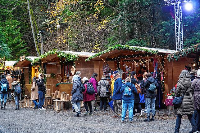 40 Anbieter sorgen auf dem Weihnachtsmarkt in der Ravennaschlucht für ein riesiges Angebot und eine weihnachtliche Atmosphäre.