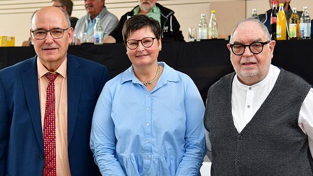 Abschied vom Ehrenamt: Der scheidende Bezirksvorsitzende Uwe Sütterlin (links) verabschiedete die langjährig im Bezirksfußballausschuss ...