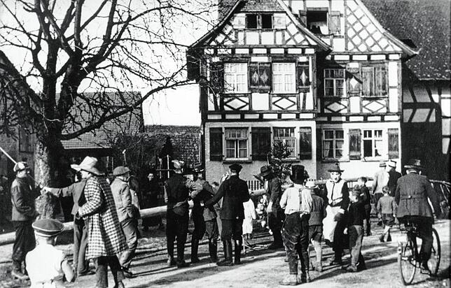 Beim Schmotzigen Dunschdig 1953 feierten die Stettener Mäschgerle noch ohne Zunft.