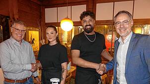 Offiziell begrüßen Bürgermeister Martin Rupp (rechts) und Ortsvorsteher Karl Hafen (links) die neuen Pächter Mani Kapoor und Nicole ...